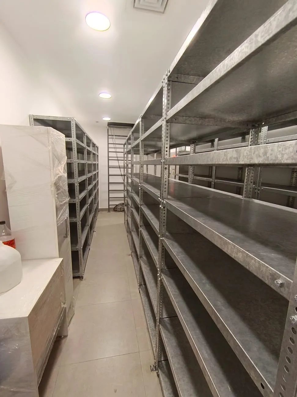 Proyecto de estanterías de ángulo ranurado para cliente de la industria cosmética en Santiago - foto 1